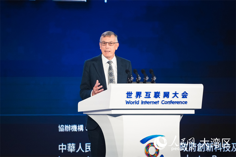 图4.国际人工智能治理协会主席约翰·希金斯致辞。人民网 吴宇扬扬 摄